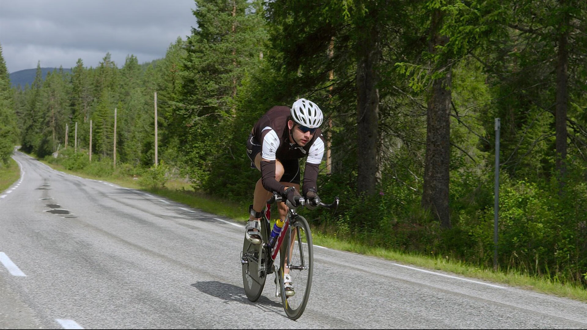 巴萨与布鲁日打成平局,防守漏洞暴露无遗,巴萨中场布教授