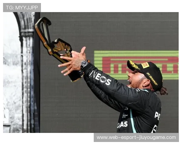 佩雷斯尾速优势明显完成直道超越 佩雷斯尾速优势明显完成直道超越