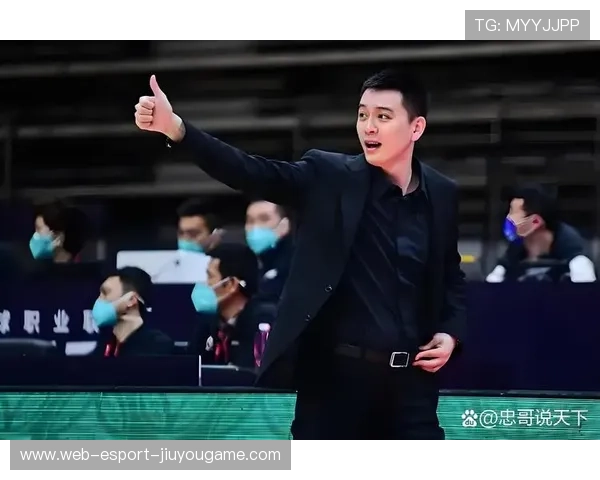 杨鸣签名不断，辽宁启程鞍山热身赛，老将新星齐上阵，杨鸣辽宁教练图片